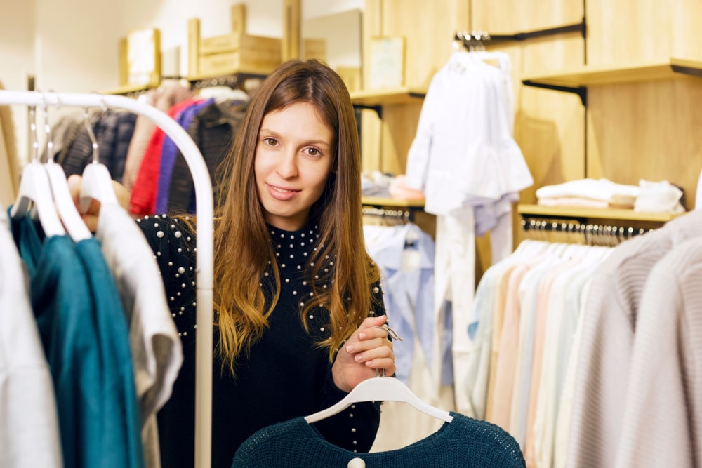 洋服レンタルは「店舗型」と「ネット型」どっちがいいの？